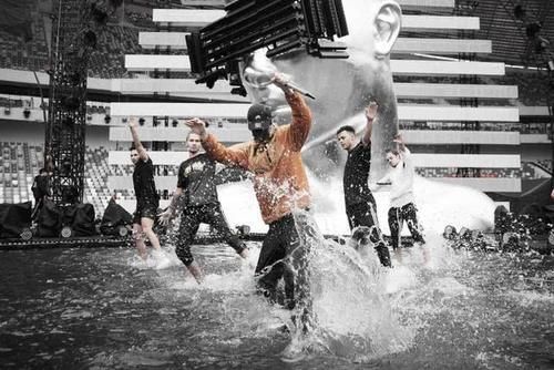 王一博水中唱跳图片