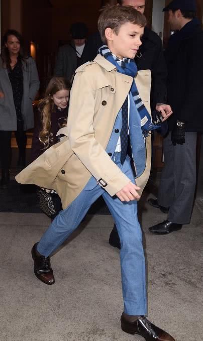 小贝家二公子晒腹肌，身材长相遗传贝嫂，网友:比小贝年轻时都帅