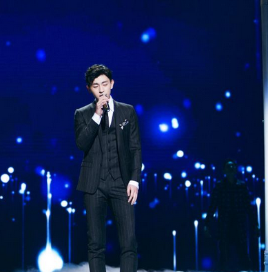 邓伦的生活照，真不是舞台上看到的那样，最后一张笑出法令纹！