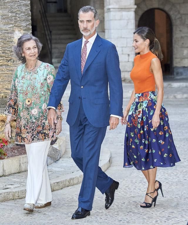 46岁西班牙王后，新发型亮相惊艳逆袭，橘色针织衫穿出高级感!