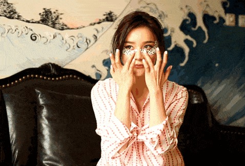 关晓彤跟鹿晗从日本回来，眼袋竟袋消失了？！难道是假眼袋？