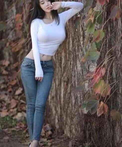 永远不过时的牛仔裤，秀出紧致双腿，让人百看不厌！