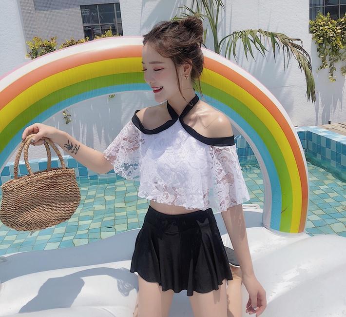 蕾丝泳衣搭配黑色的小裙子，更显的高贵典雅，女神减龄必备