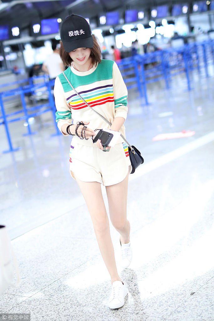 耿直girl！佟丽娅秀美腿活力满满似少女 自嘲“没洗头”嘟嘴比V萌