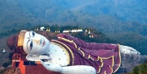 缅甸的这尊“卧佛”,静静躺在半山腰几十年,游客:越看越“吓人