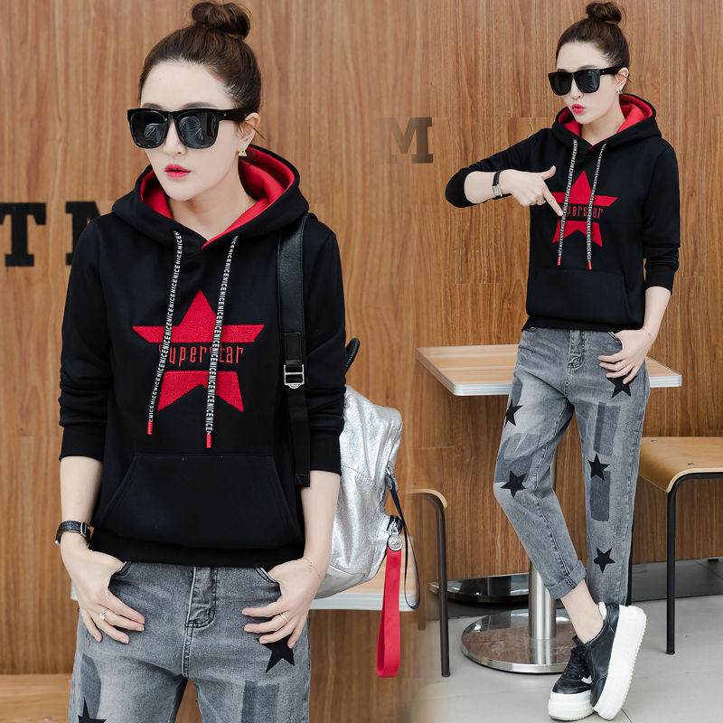 现在的女人穿衣真大胆，不穿贴身直接穿卫衣，性感迷人显腿长