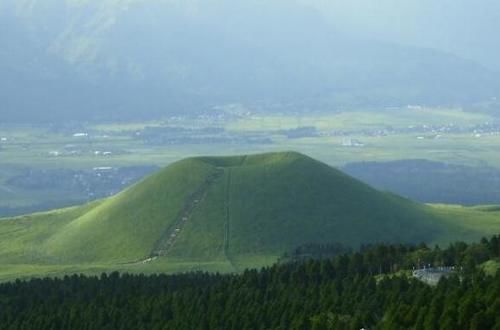 世界上最大的火山口，日本阿苏山火山(周长114公里)