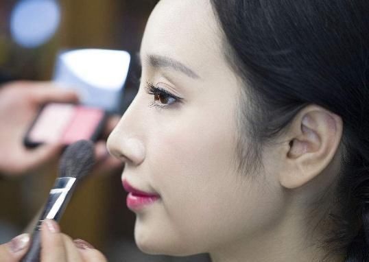  别乱敷：女人冬天化妆，会先敷一片补水面膜？不懂别乱敷，可能让皮肤变差