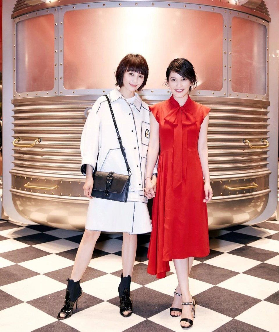 47岁俞飞鸿未婚又怎样?20岁的脸，2米8气场的衣品，活得比谁都好