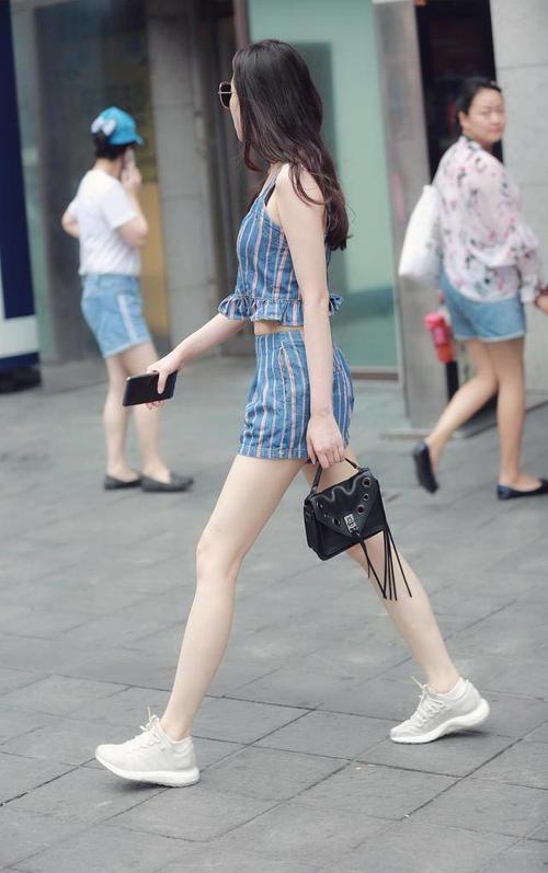 街拍，身材好的小姐姐穿一条简单的紧身牛仔裤就很迷人，走路带风