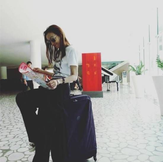 范玮琪休闲装扮现身机场 甜笑撩发元气满满