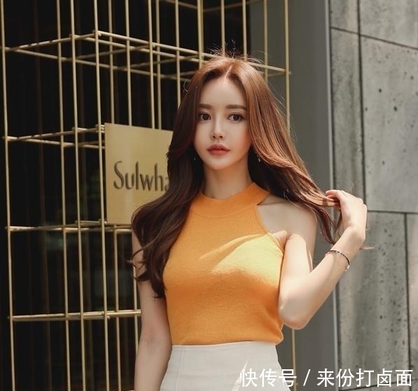 「显得」丰腴可人的小姐姐, 挺拔有型的身姿, 秀出性感迷人小蛮腰