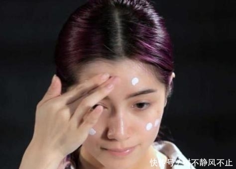 『淡妆』女人不管年龄有多大:出门要淡妆,教你几个步骤,淡妆也能美上天