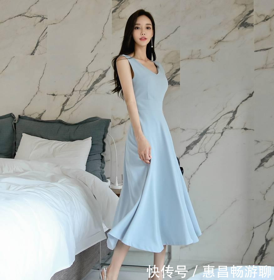  膝裙■淡彩浅蓝百褶及膝裙，如淡云般的温柔，展现你的美
