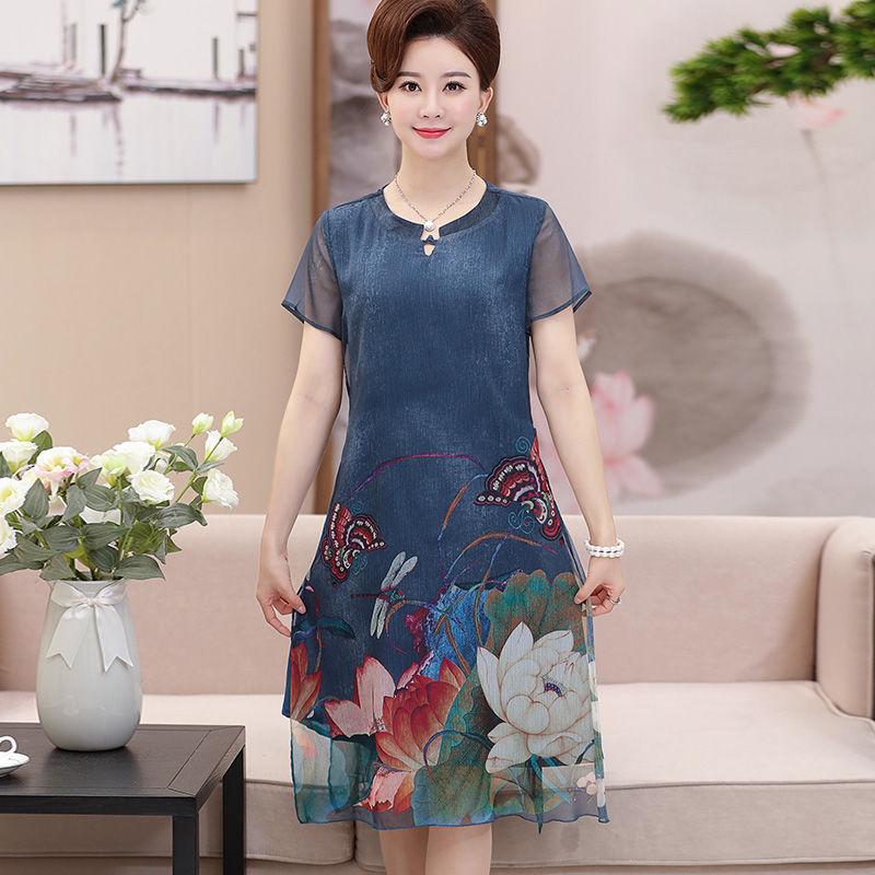 50岁的妈妈，裤子都扔了!就穿这雪纺连衣裙，洋气超显气质