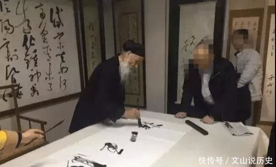  却说@道长书法卖到上亿元，书法专业人士却说“看不懂”