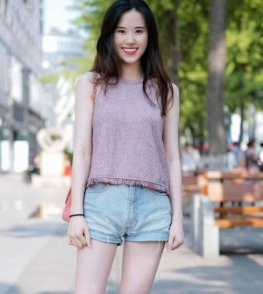 街拍：手包通常也能成为整套搭配的点睛之笔！