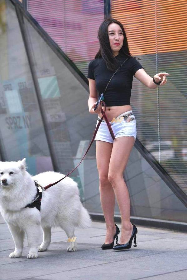 街拍：小姐姐身材曼妙美腿吸睛，温柔的味道！