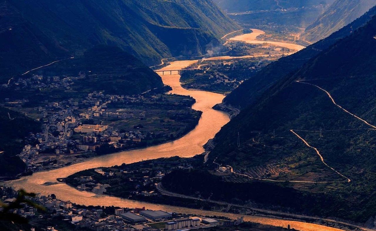 靠山吃山靠水吃水，这里的村民每天捡拾大渡河内的奇石售卖补家用