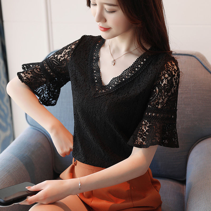 丰满的女生最性感!紧身t恤 紧身热裤,翘臀细腰若隐若现美呆了