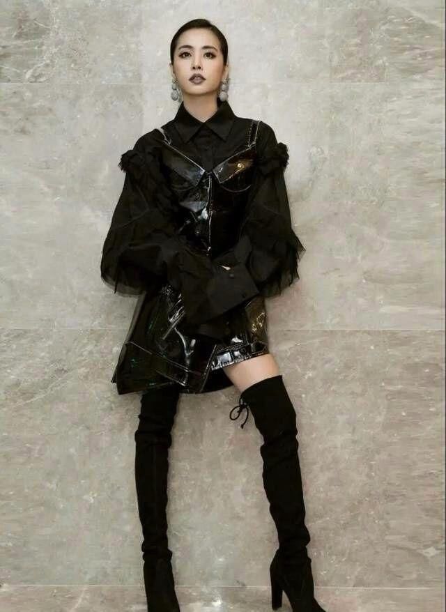 千万别学蔡依林穿这种裤子，明明身高就不够，穿出了小短腿的感觉