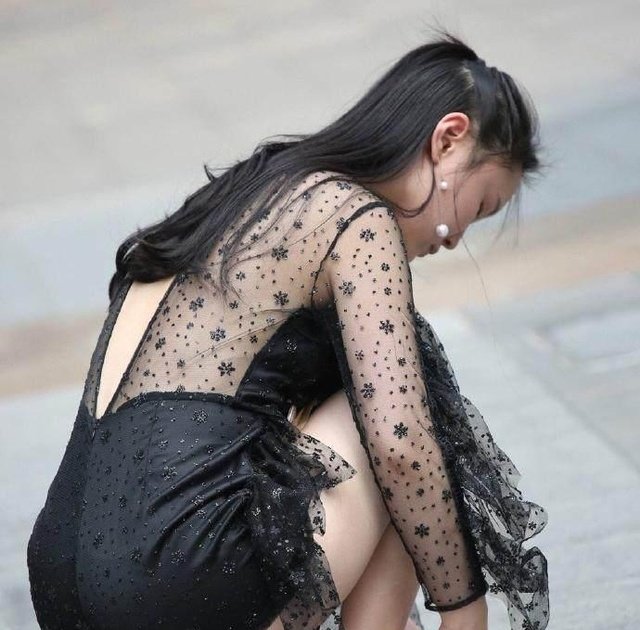 路人街拍 蕾丝背影, 微胖的身材, 蹲下系鞋带更美