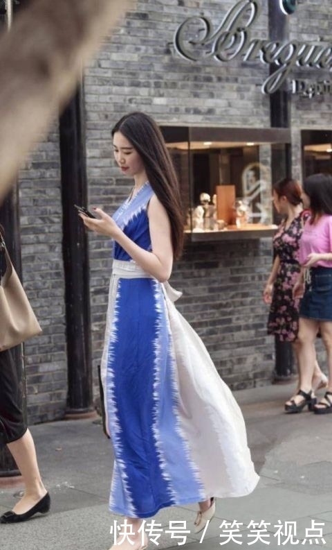  美女■身材苗条的美女，蓝白拼色长裙搭配高跟鞋，简单大方很有时尚格调
