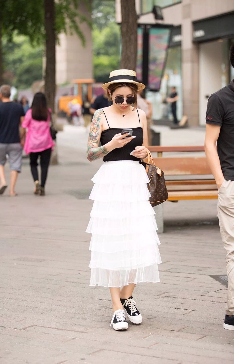 街拍丨连大叔都回头看的小姐姐到底多会穿!