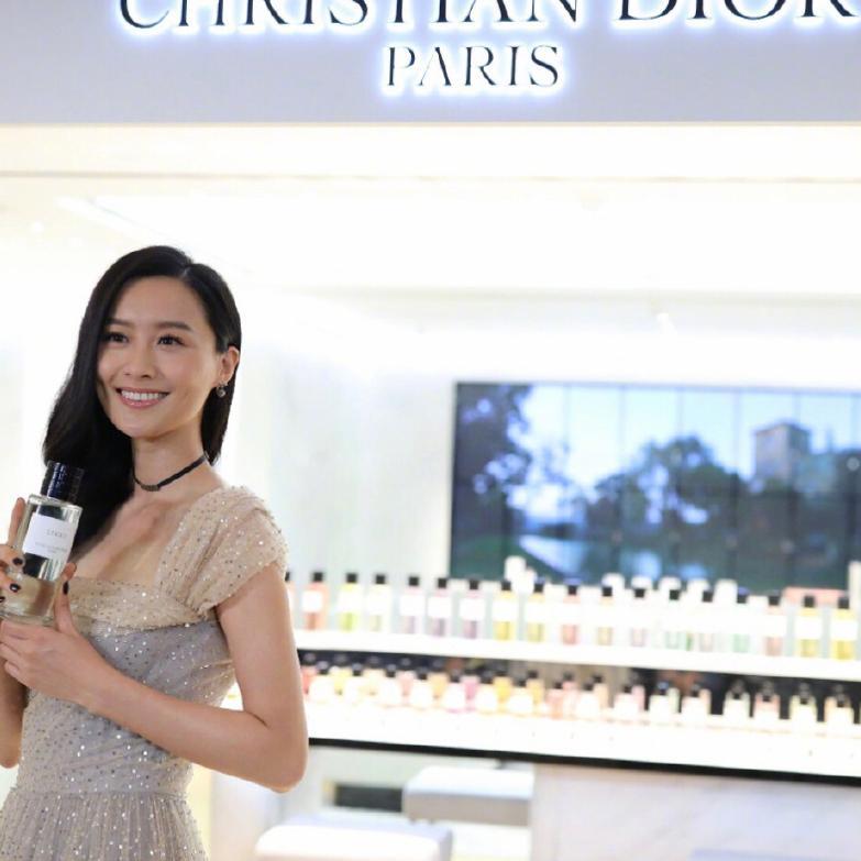 36岁陈法拉身穿红色吊带连衣裙出席活动，性感优雅，网友：真会穿