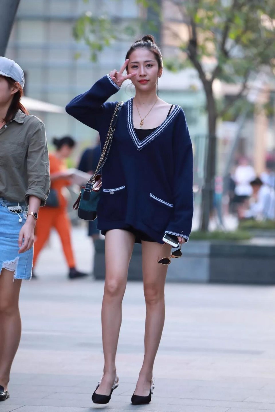 街拍：苗条婀娜大长腿的气质动人的性感美女