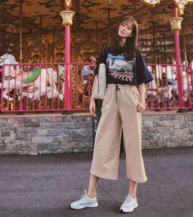 乔欣穿缩水上衣现身机场，若隐若现，“心机”够深啊！