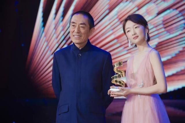 周冬雨化身高个子，一袭粉色礼服，尽显大长腿