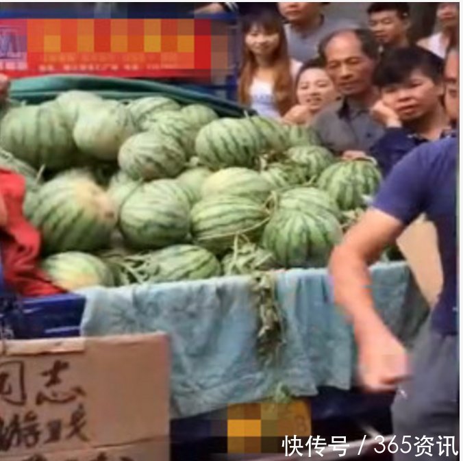  【划拳】男子西瓜卖不掉，突发奇想用出这招，一车西瓜瞬间被抢