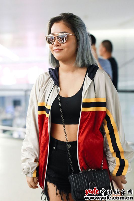 王菊演绎机场时尚 气质搭配国际范十足
