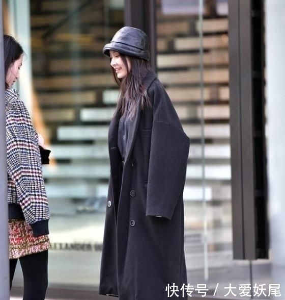 气质@街拍:靓女如云的小姐姐,一件吊带背心配粉色短裙,时尚气质