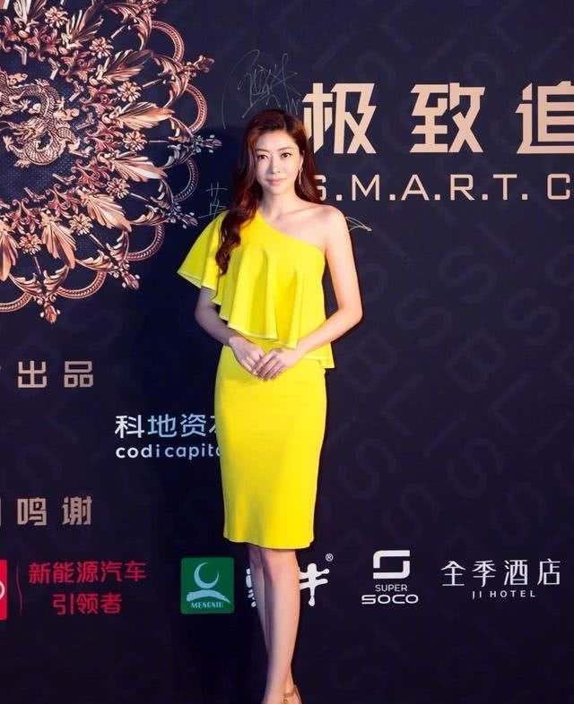 【 作用】穿黑色抹胸鱼尾裙真是太美了，熊黛林不愧是女神