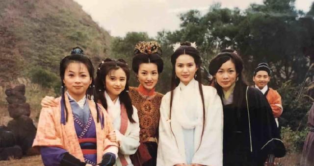 「回忆」何美钿近日发布天龙八部珍贵剧照，瞬间引起了回忆杀！