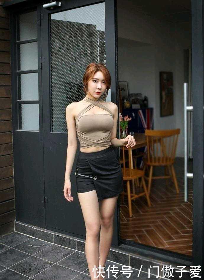 「 美女」清爽马尾,娇俏丽人,浪漫气息,街拍美女:粉色长裙