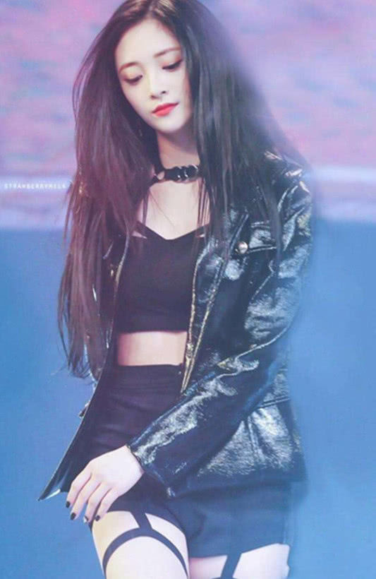 火箭少女傅菁与周洁琼同穿黑色露脐装，网友：小蛮腰水蛇腰的区别