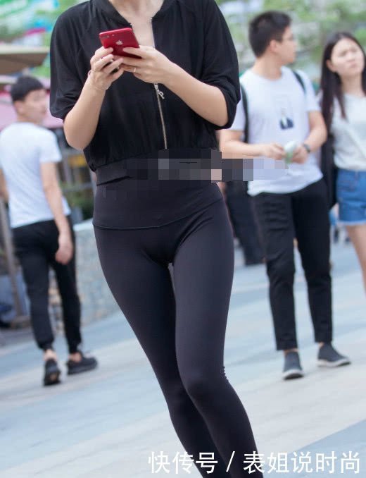 清纯小姐姐身穿深V衬衫搭配紧身裤，前凸后翘的性感身材让人羡慕