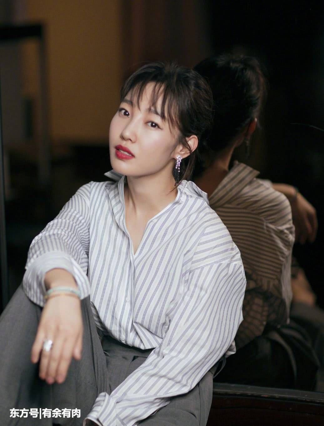 白百何胖的水蛇腰变水桶腰，大长腿小胖手瞩目，越发有韵味!