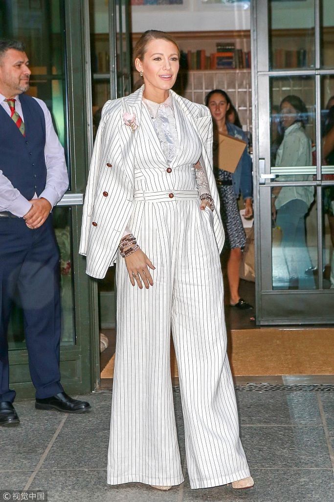 “S女王”布莱克莱弗利甩西装帅一脸 穿“扫地裤”拉高腰线和粉丝