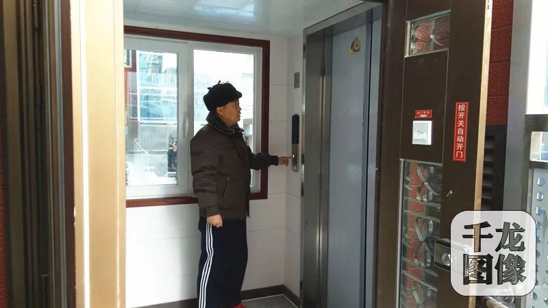 石景山老楼居民新年用上新电梯，下楼遛弯不再愁~
