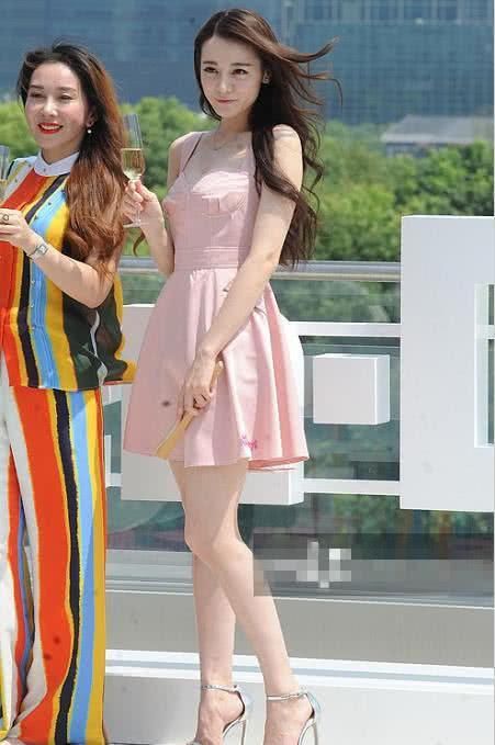 热巴未修图公开,皮肤白到发亮,身材完美,网友:身材比P图后还好