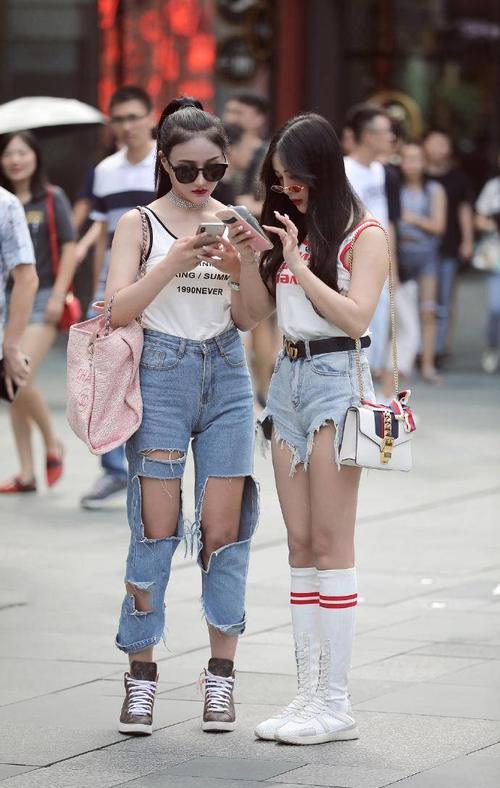 街拍：高雅漂亮的打底裤小姐姐秀出十足的女人味！你喜欢吗？