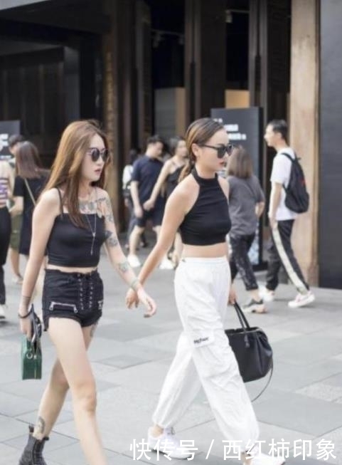 蓝色:街拍美女蓝色吊带长裙,长发飘飘,气质高雅