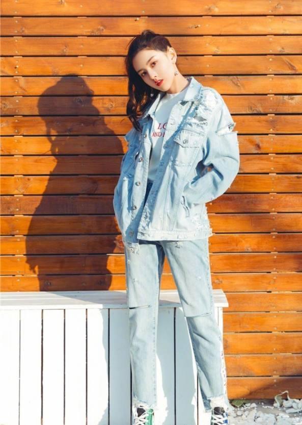 宋祖儿太大胆了!裙子直接破了,网友： 关晓彤都没你敢穿