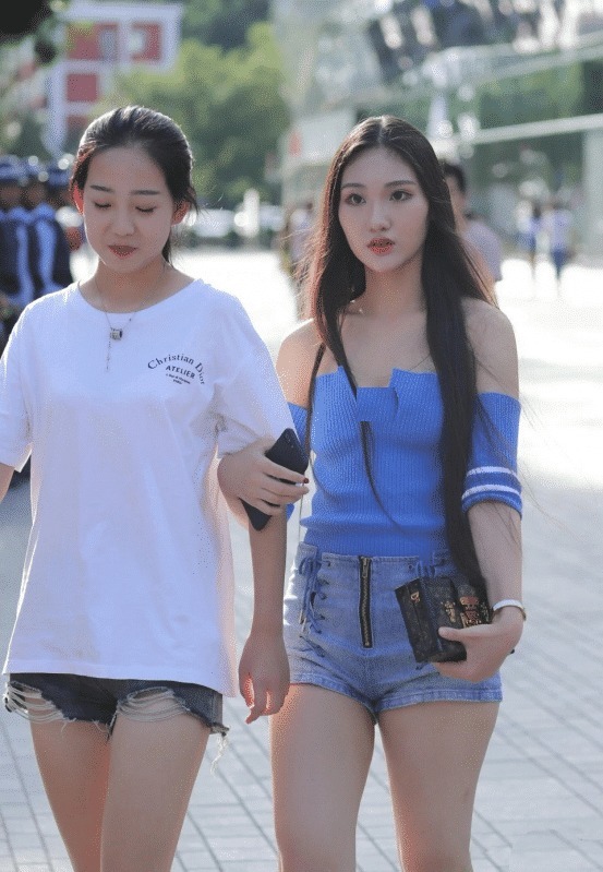 时髦|街拍:设计师真有才华,把上衣领口省掉了,变成复古风的时髦单品!
