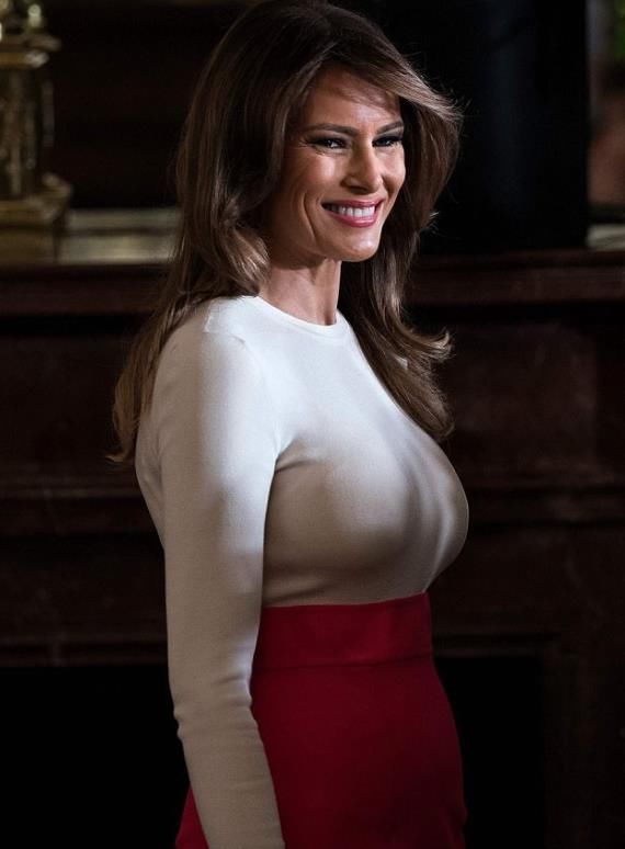 48岁美第一夫人半身照:紧身上衣秀身材，年过半百不服老