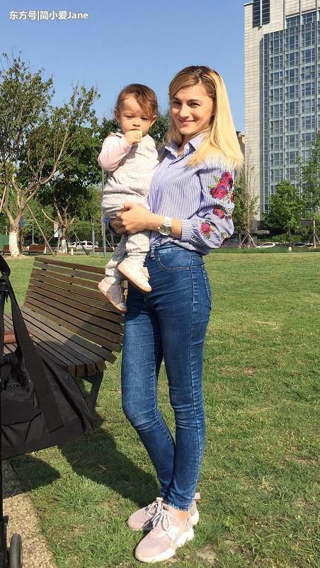 有“韵味”的年轻妈妈穿紧身裤带娃，这样行动肯定轻松又方便